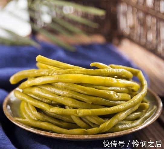 凉开水|腌酸豆角,别用凉开水了!外婆用它,3天就腌好,更酸更脆更营养