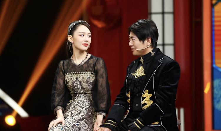  笑容|张歆艺掌镜为吉娜拍照，吉娜露甜美笑容少女感十足