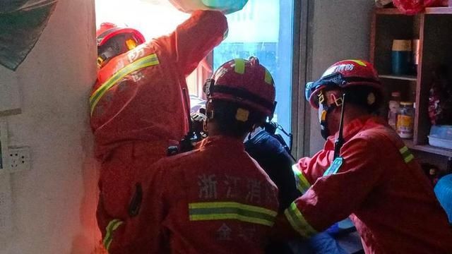  雨棚|惊险！台风天老人爬上5楼雨棚下不来了