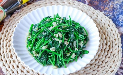 青菜|不管炒啥青菜,牢记1个小妙招,青菜翠绿不发黑,也不出水