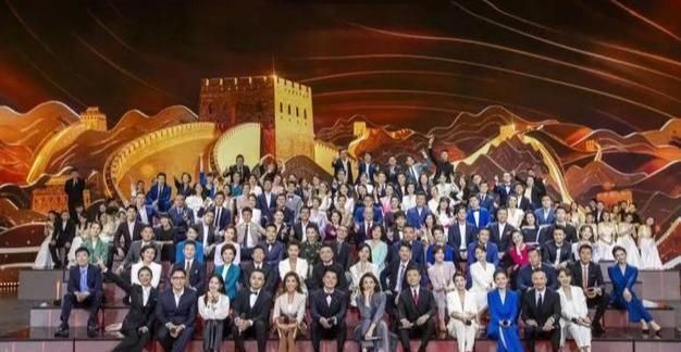  稳居|108位主持人齐聚央视，董卿稳居c位，撒贝宁一脸疲态