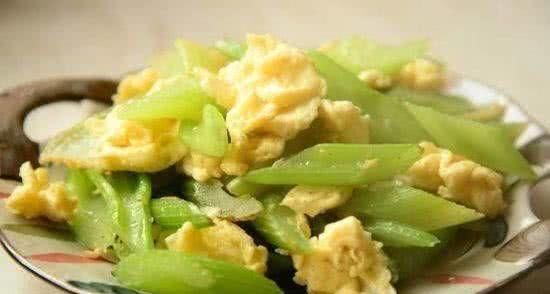  身体|炒芹菜时加一宝，三天吃一次，给身体来个大扫除，脸色更红润