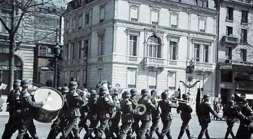 香榭丽舍的大街上|老照片：1940—1944，德军占领下的法国巴黎，图2凯旋门大阅兵