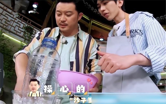 郑恺|蔡徐坤做饭导演不让帮忙,杨颖郑恺真的不管,只有他实在看不下去帮了忙