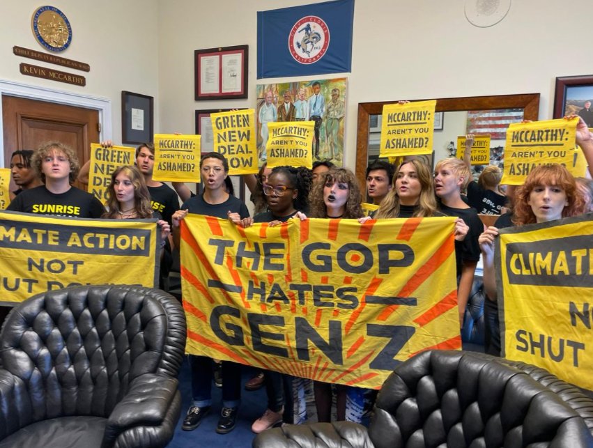 美国青少年闯麦卡锡办公室抗议：“他们宁愿关闭政府，也不保护我们！”