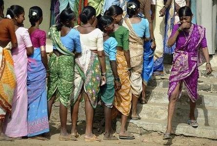 女人|印度这部落女人用木塞堵鼻孔，越漂亮木塞尺寸越大，只是为变丑