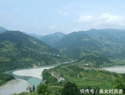  惊叫|两名道士路经此地惊叫, 葬于此后人定出天子, 一老人偷听后葬于此