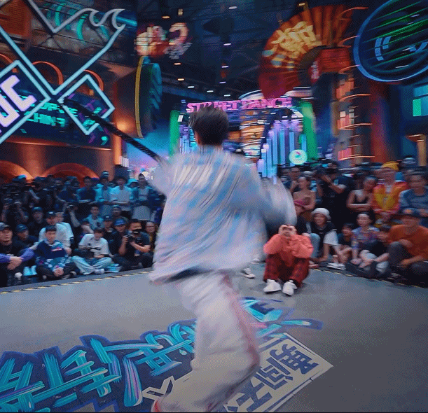 王嘉尔|王一博玩疯了!街舞选手:我听到王一博膝盖落地撞击声,真替他疼