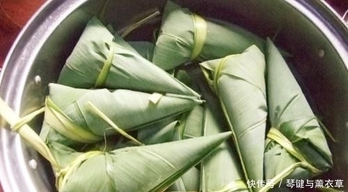  松散|煮粽子用冷水还是热水？这1步很重要，弄错了水，粽子会松散夹生！