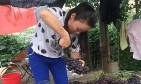  摆摊|草帽姐近况曝光！曾在“星光大道”走红，今路边卖摆摊葡萄