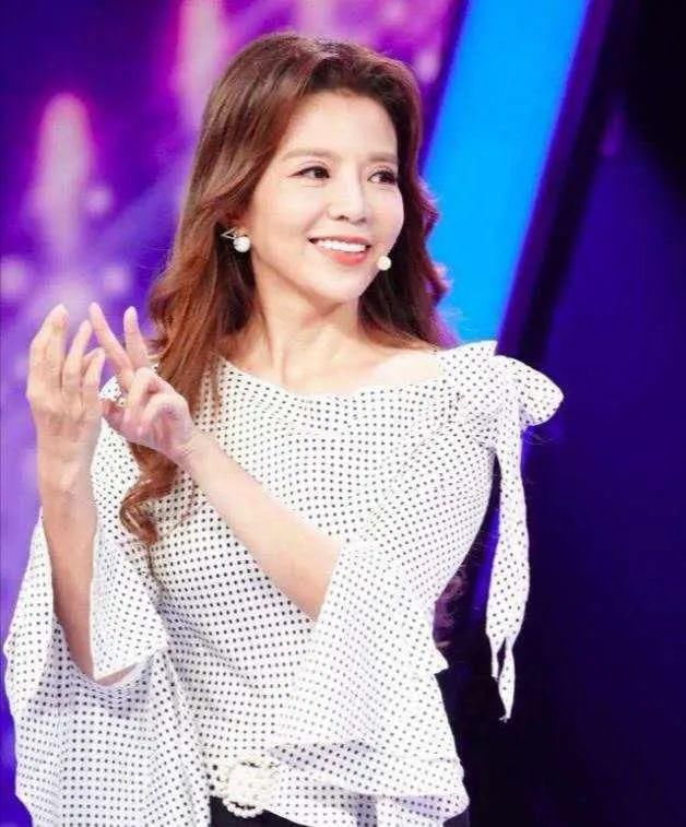  嘴里面|央视主持人朱迅身体告急？一天录制17场节目，《星光大道》上台需被助理搀扶？