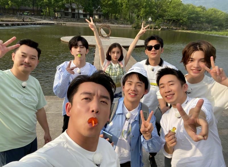  短裙|吴宣仪穿短裙站在蔡徐坤旁边，细看蔡徐坤双手动作，绅士手没错了