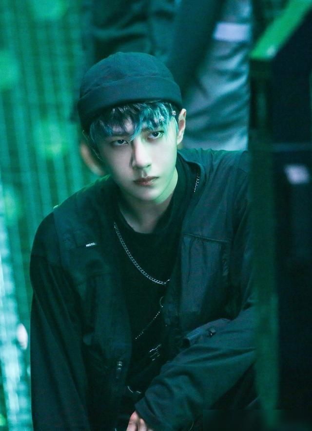  表情包|王一博造型引热议，新裤子设计好怪，想帮耶啵提裤子的每一天