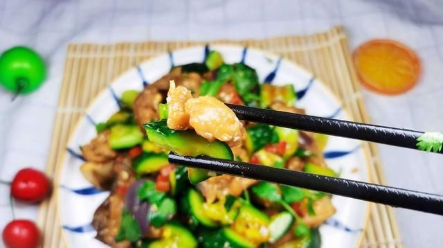  好吃|黄瓜和它是搭档，一蒸一拌，爽口解馋，简单省事，好吃停不下筷子