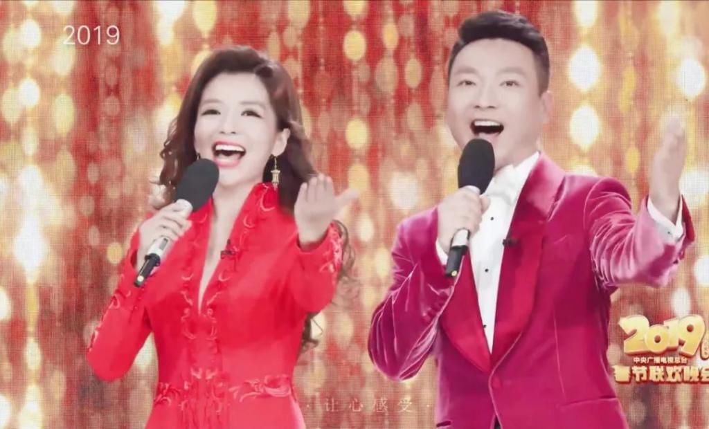  嘴里面|央视主持人朱迅身体告急？一天录制17场节目，《星光大道》上台需被助理搀扶？