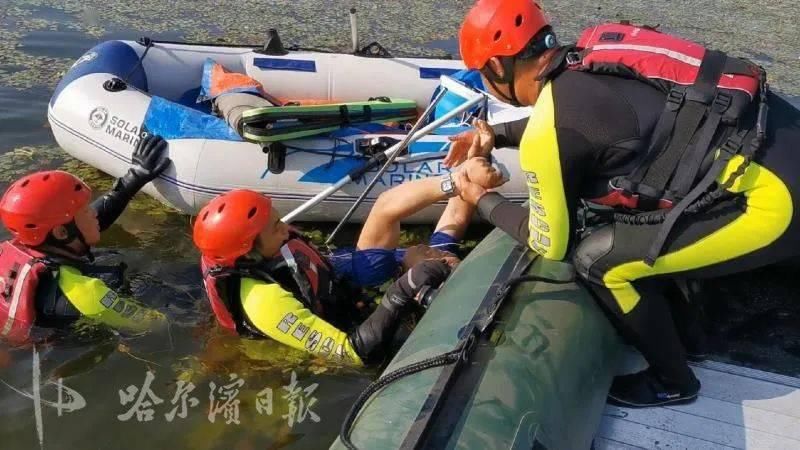  水域|救命！顺江漂的皮艇边扒个人！水域冰上救援大队火速赶到……