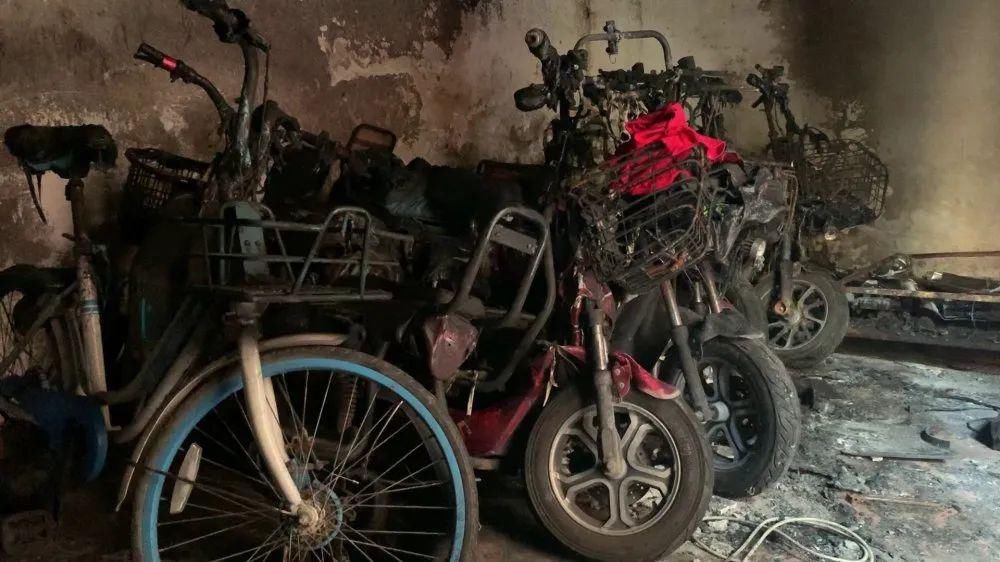  是因为|东莞一出租屋突发大火，11人被困！3人被拘留10日！又是因为这件事……