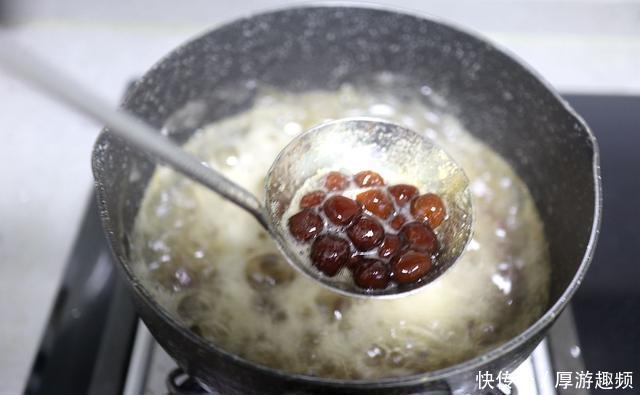 饮品|这道牛奶饮品真霸气，黑红的珍珠好Q弹，多一步降低热量放心喝