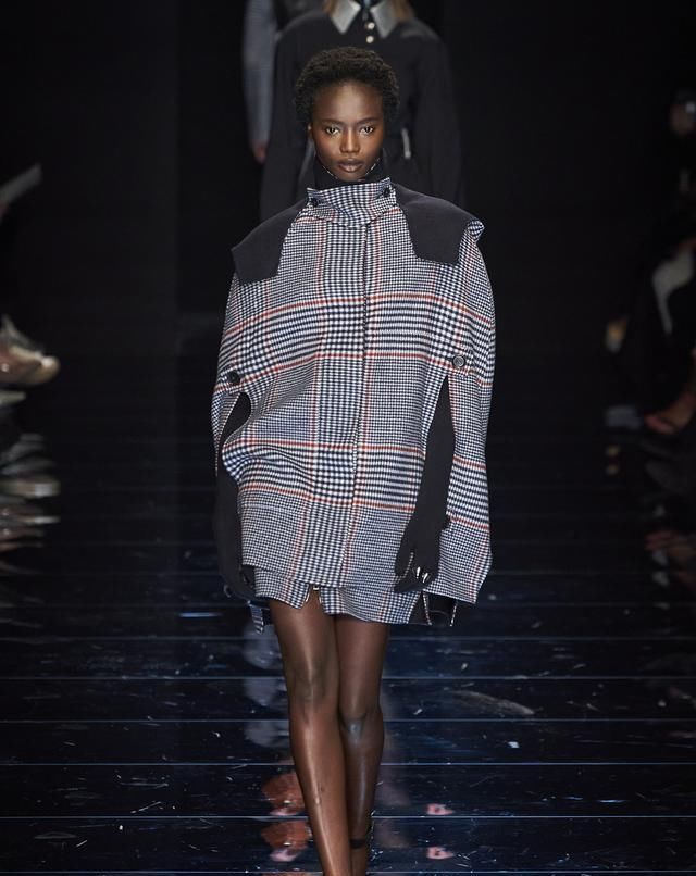  身姿|Sportmax展现女性妙曼身姿略带甜美感的剪裁与不对称美学打破刻板