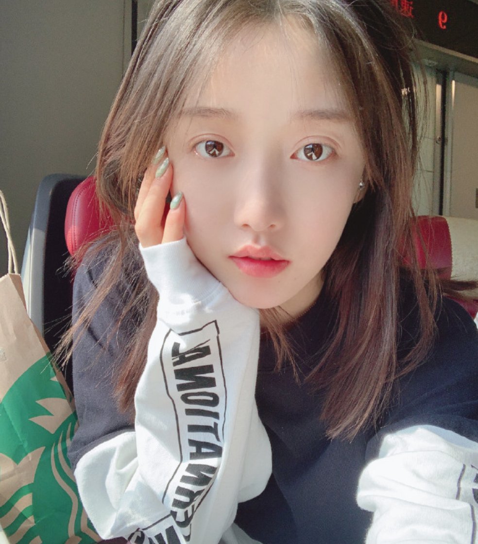  主动|姜贞羽恋爱了？与神秘男子共度一夜疑似同居，聚餐时男方主动亲吻