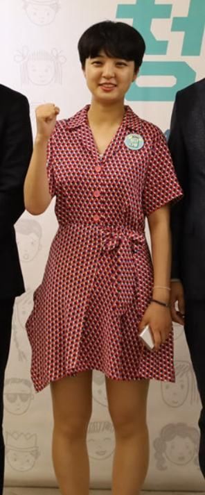  国会|韩国27岁女议员穿粉红裙子去国会 网友吵翻天