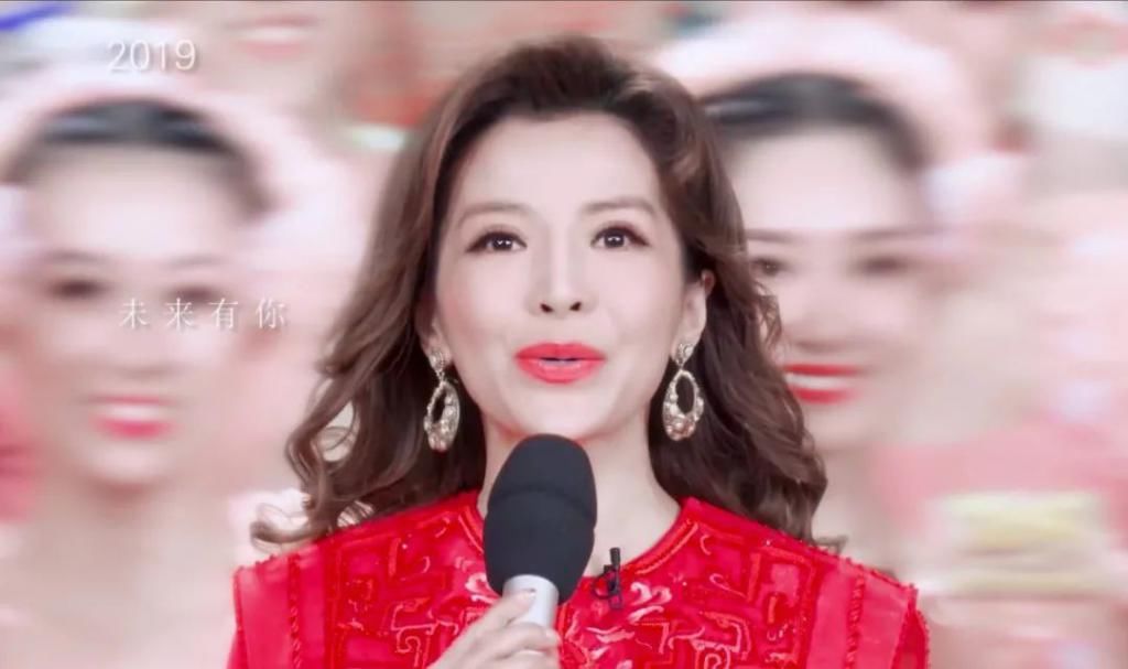  嘴里面|央视主持人朱迅身体告急？一天录制17场节目，《星光大道》上台需被助理搀扶？