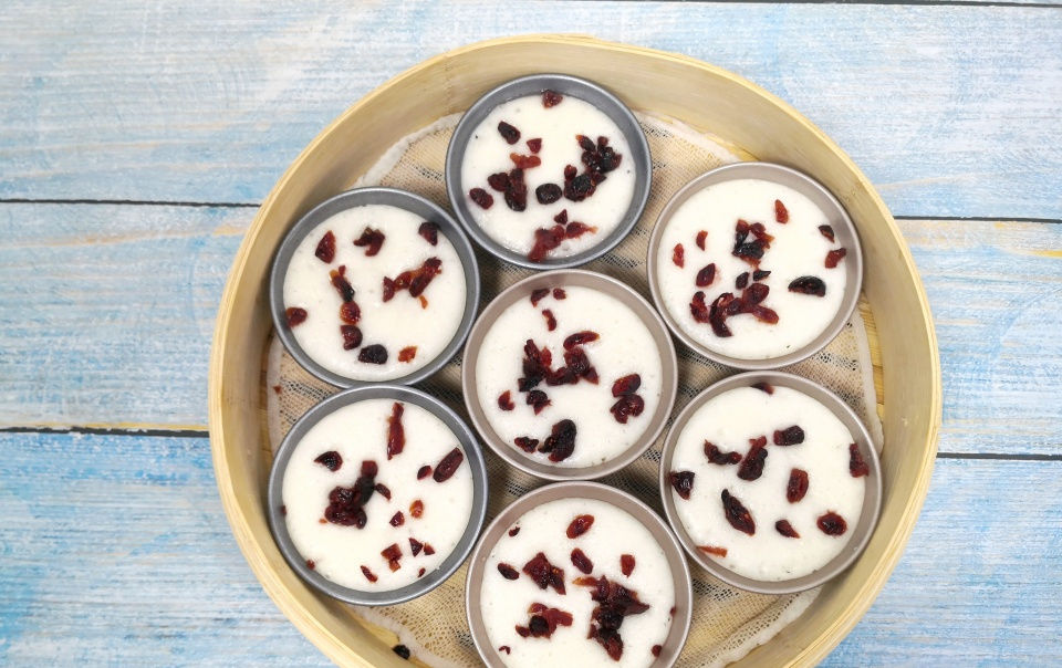  简单|自制暄软可口的大米发糕，手不沾面、简单省事，婆婆就爱这个味！