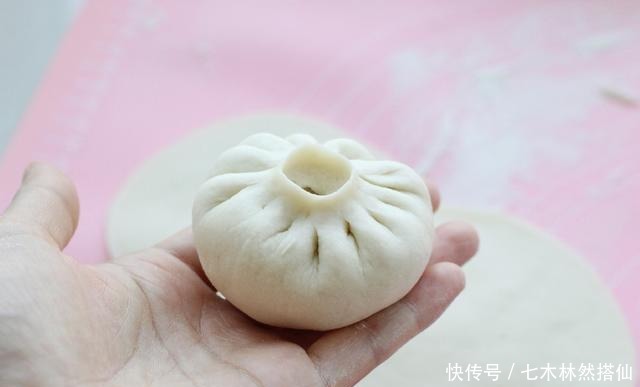 做出|包子不一定非要有肉，简单几步就能做出暄软的素包子，出锅就吃仨
