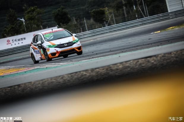 转向|601号赛车被撞，轮圈缺一块还能完赛。818号赛车突然无法转向