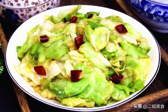 做出来的手撕包菜|做手撕包菜，可不是光炒包菜那么简单，教您一招，包菜脆嫩爽口