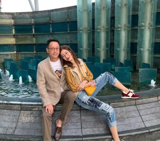 嘲没|最美港姐李嘉欣晒儿子近照！圆镜框大板牙太土，被嘲没遗传到妈妈！