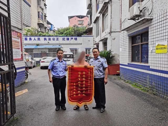  调解纠纷|民警成功调解纠纷，当事人送锦旗致谢