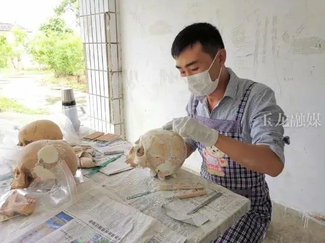  重建|一中学重建足球场，发现3000㎡古墓，单坑19颗头骨