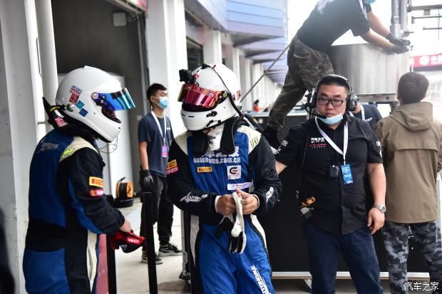 转向|601号赛车被撞，轮圈缺一块还能完赛。818号赛车突然无法转向