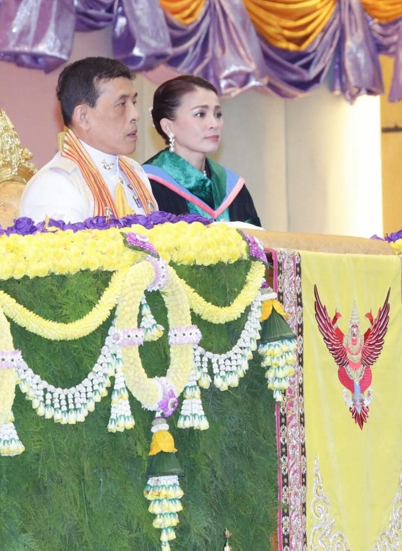 泰国|泰国国王有福气，王后和贵妃不再争风吃醋，齐心协力辅助他