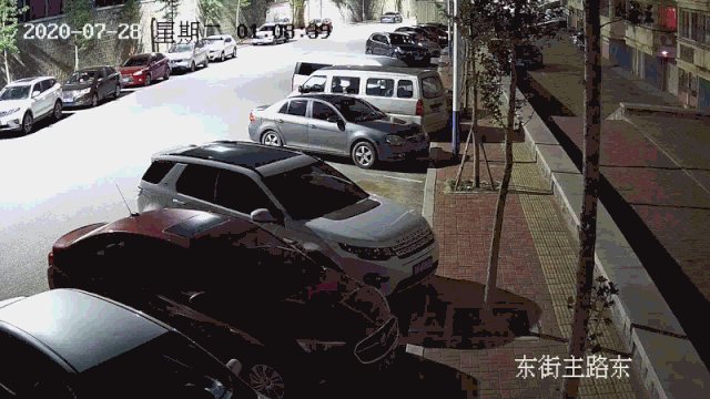  判处|只因回头看了一眼，男子半夜偷走价值10万的好酒：好奇箱子里是什么，就想有机会去看看