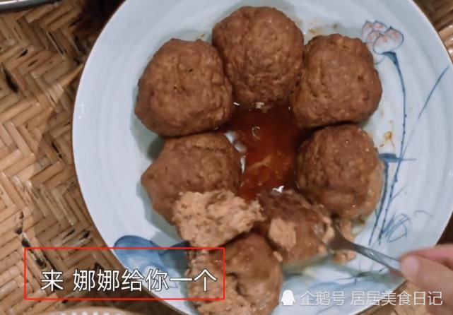  装不来|《向往4》黄磊给娜比夹狮子头，她下意识啥反应？网友：装不来！