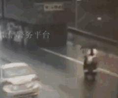 加装遮阳棚|【与安全同行】电动车加装车篷,能防晒挡雨却难防风险!