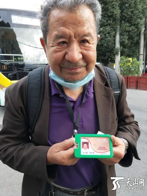 找回|老人公交车上丢万元现金 找回后向司机竖起大拇指