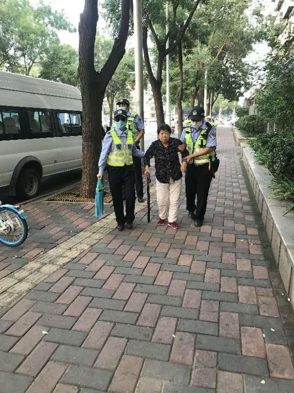  爱心|警车送回“迷路妈”全城点赞寻找这几位石家庄爱心民警