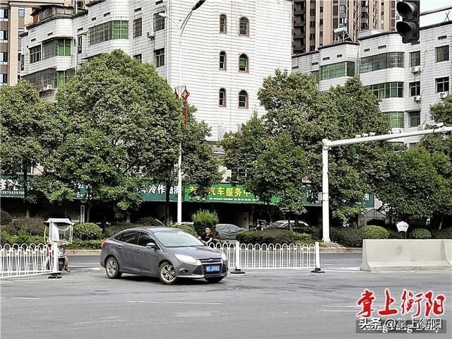  衡阳|太嚣张！衡阳这个路口的隔离栏遭强行被“开口”