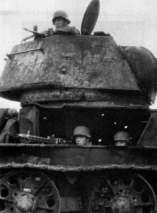 二战中|一组老照片；苏军俘虏第一位德国元帅及苏军入侵布拉格