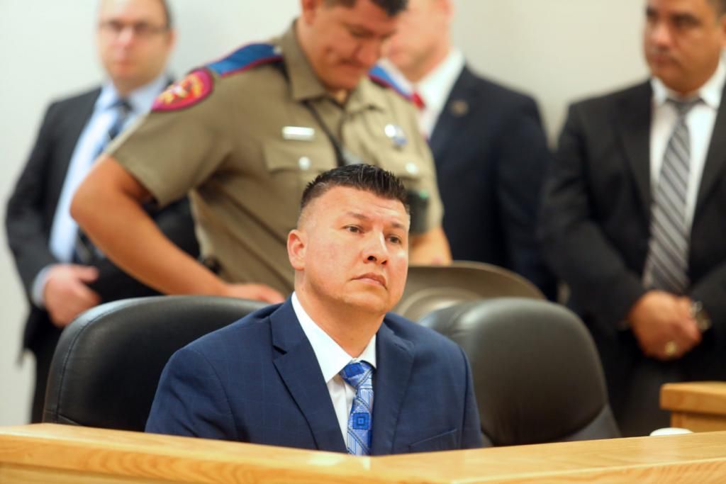  活着|一家五口几天闭门不出，就剩12岁女孩还活着其他都死于非命