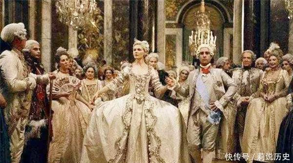 奇葩|在历史上虽难以置信,却真实流行过的7个“奇葩”的女性时尚事物