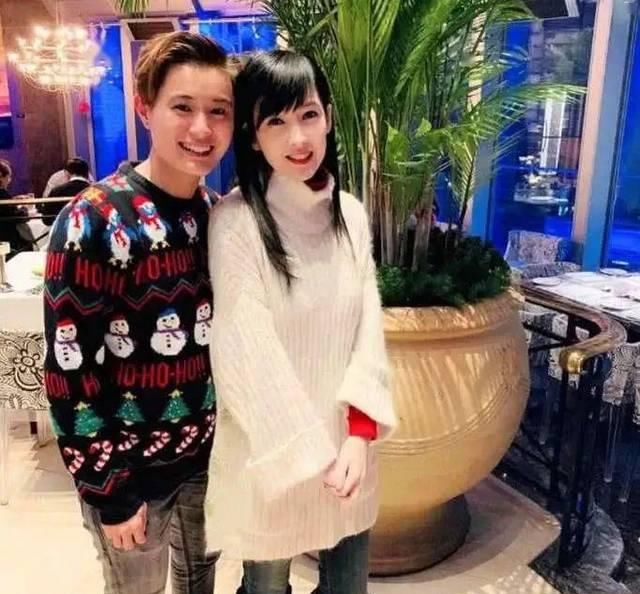  不显|周慧敏50岁还不显老，打扮的也很年轻，穿运动短裙搭白色健身裤！