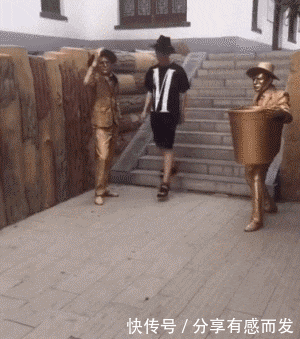  忘记|爆笑GIF: 男演员太贴心了, 吻玩还不忘记帮女演员擦嘴