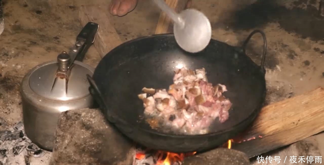 村长|中国小伙砍十斤黑猪肉拜访尼泊尔村长,村长用猪肉炒面招待我