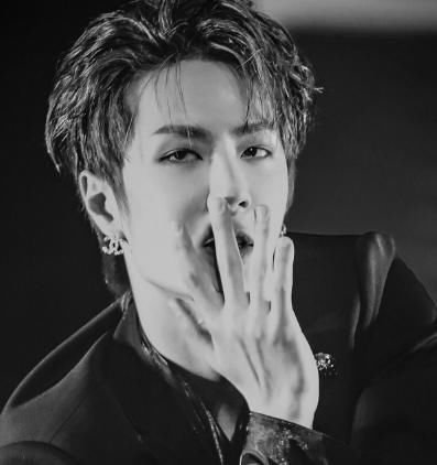  真的|王一博玩水一脚踩出“王炸”效果，看到他身边的队员，真的太难了