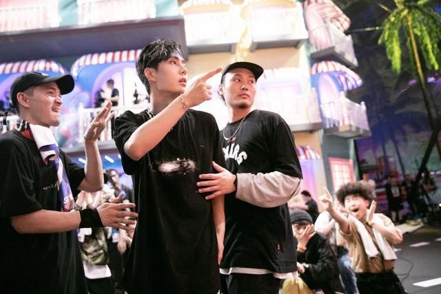 王嘉尔|王一博玩疯了!街舞选手:我听到王一博膝盖落地撞击声,真替他疼