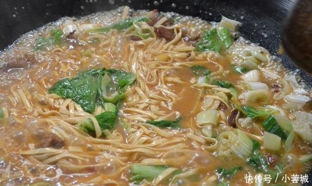 卖出|胖大叔只卖1种面, 1天卖出800碗! 天天排队都要买, 吃过的都说香